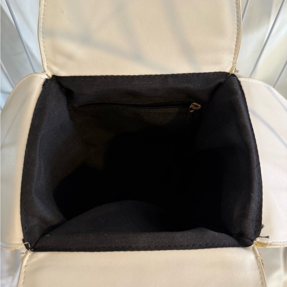 Chinese Take-Out Purse! White and Red Pagoda Crossbody Bag with Gold Chain Strap - Picture 8 of 11